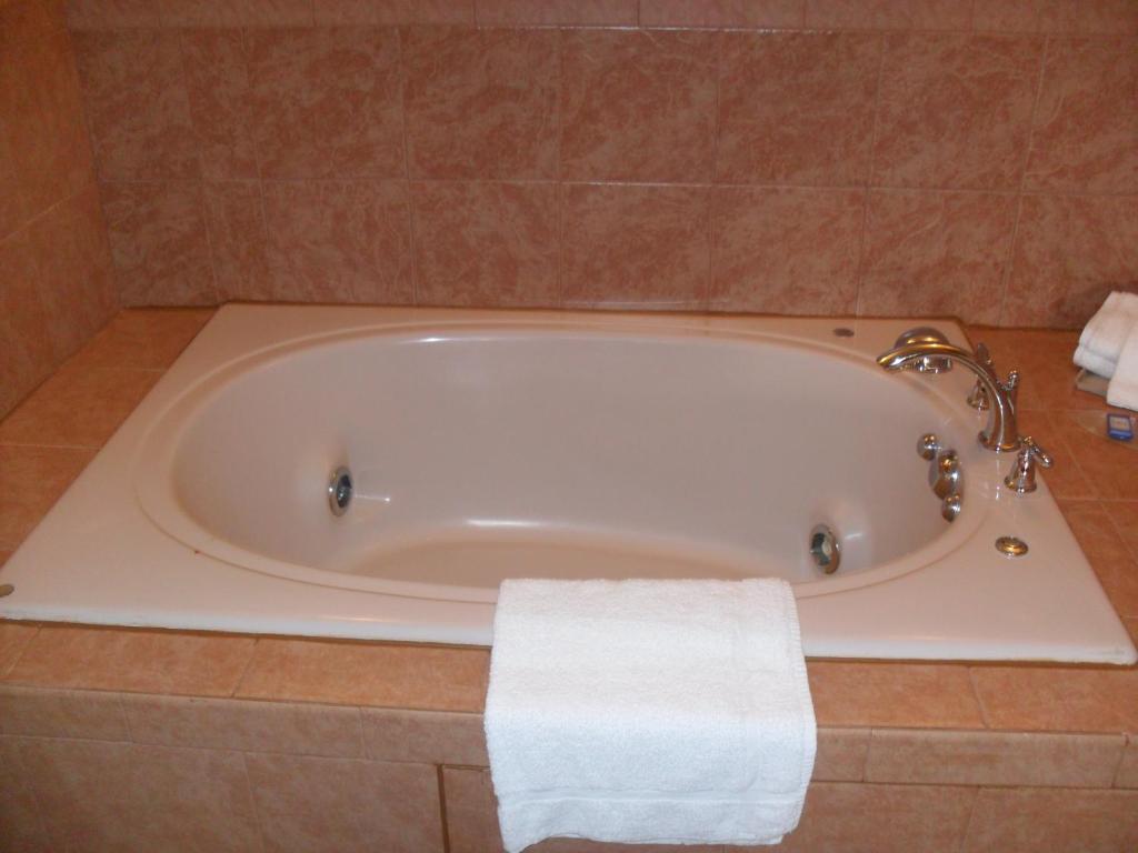 Newport News Inn Room photo