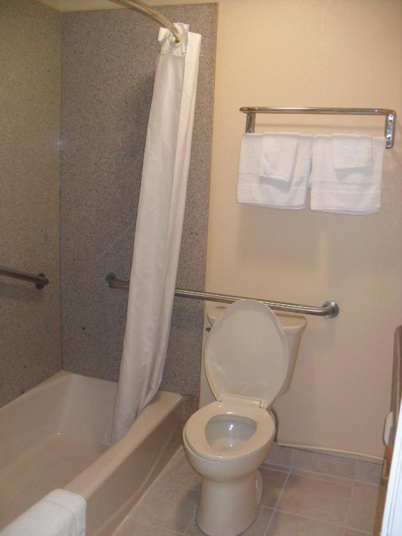 Newport News Inn Room photo